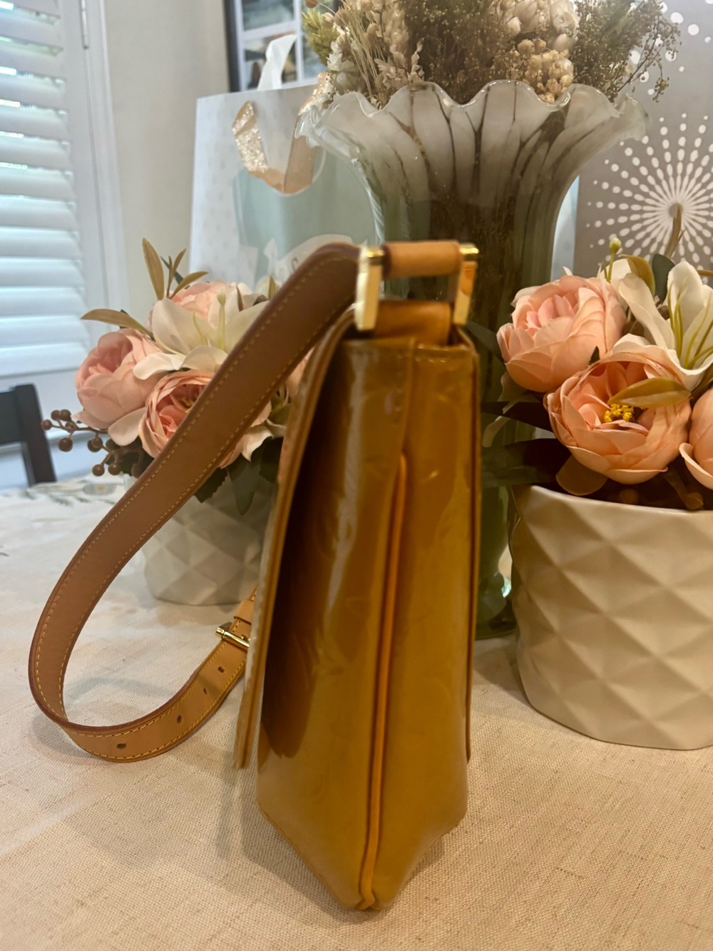 Make me an offer!! Authentic LV Vernis Beige Thompson in EUC!!! - Picture 9 of 12